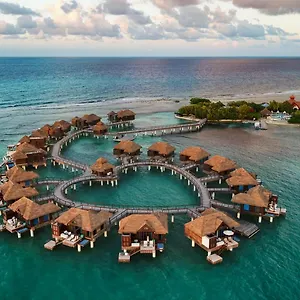 ***** Resort Sandals Royal Caribbean & Private Island - Couples Only Jamaika