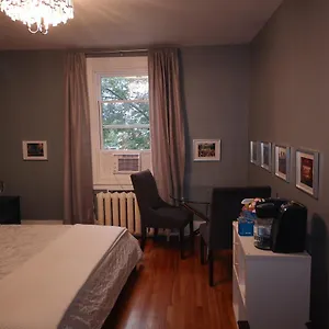 With King Bed In Shared 3 Bedroom Downtown Accommodatie bij particulieren Montréal