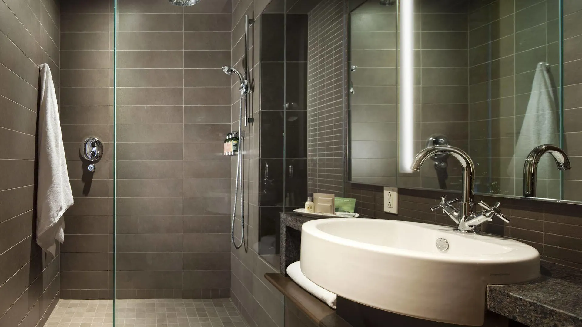 Hotel 71 By Preferred Hotels & Resorts Québec 4*,  Canada